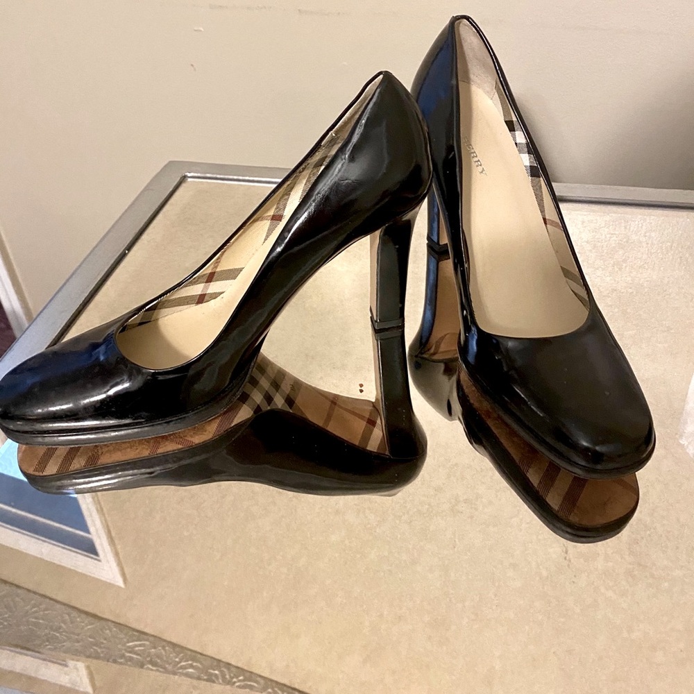 Burberry black leather pumps